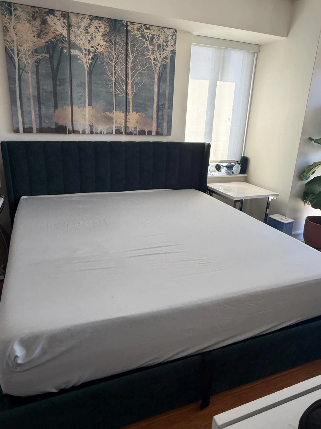 KING SIZE BED AND MATTRESS + STORAGE UNDERNEATH. - photo 2