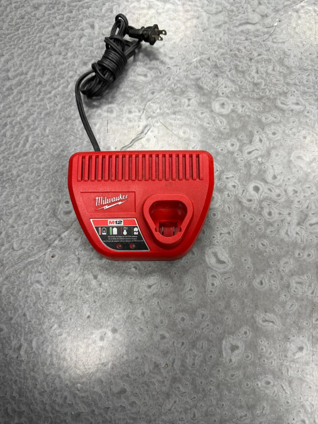 Milwaukee M12 Battery Charger - photo 2