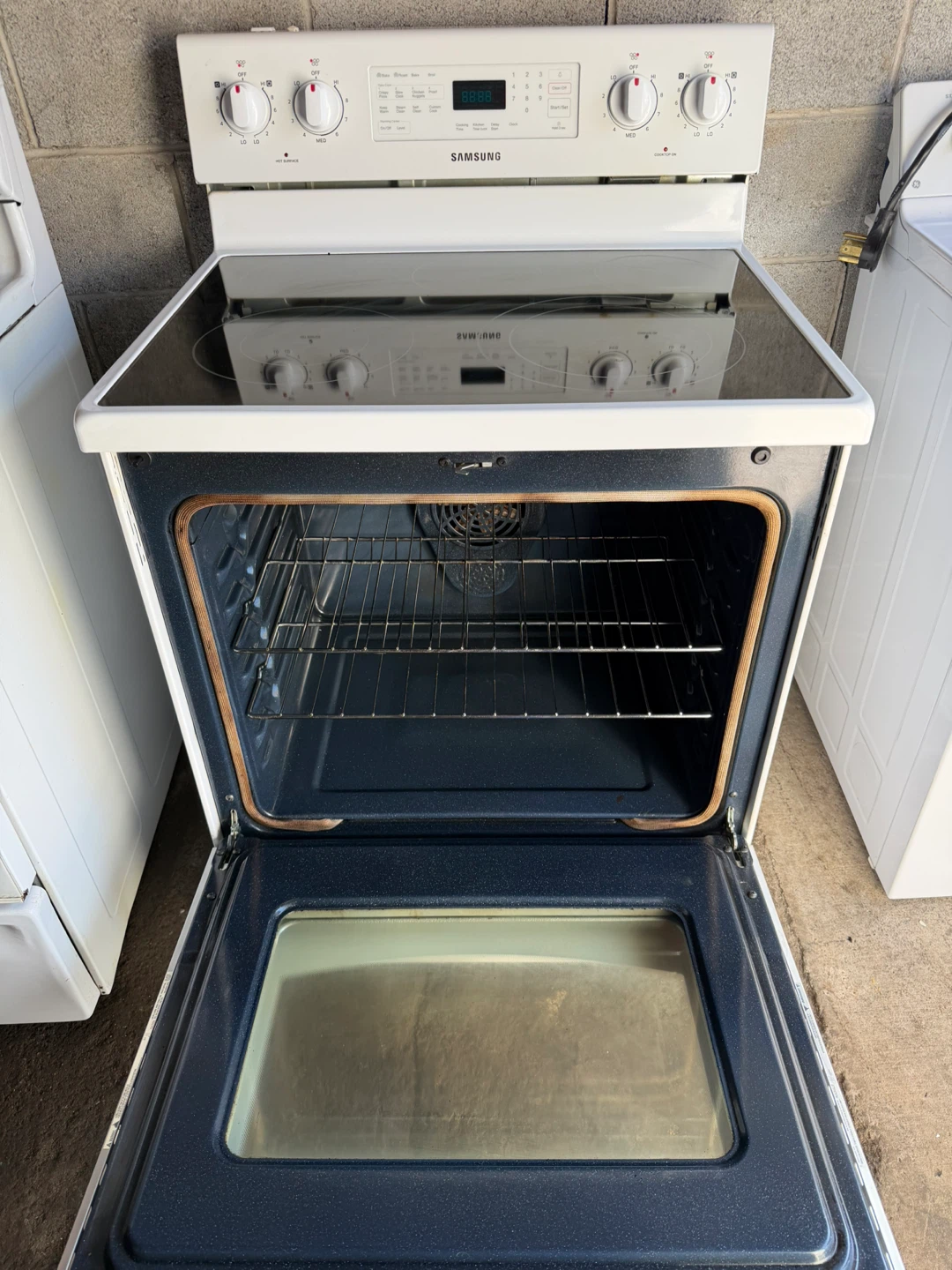 Samsung Electric Range with Smooth Top - photo 4