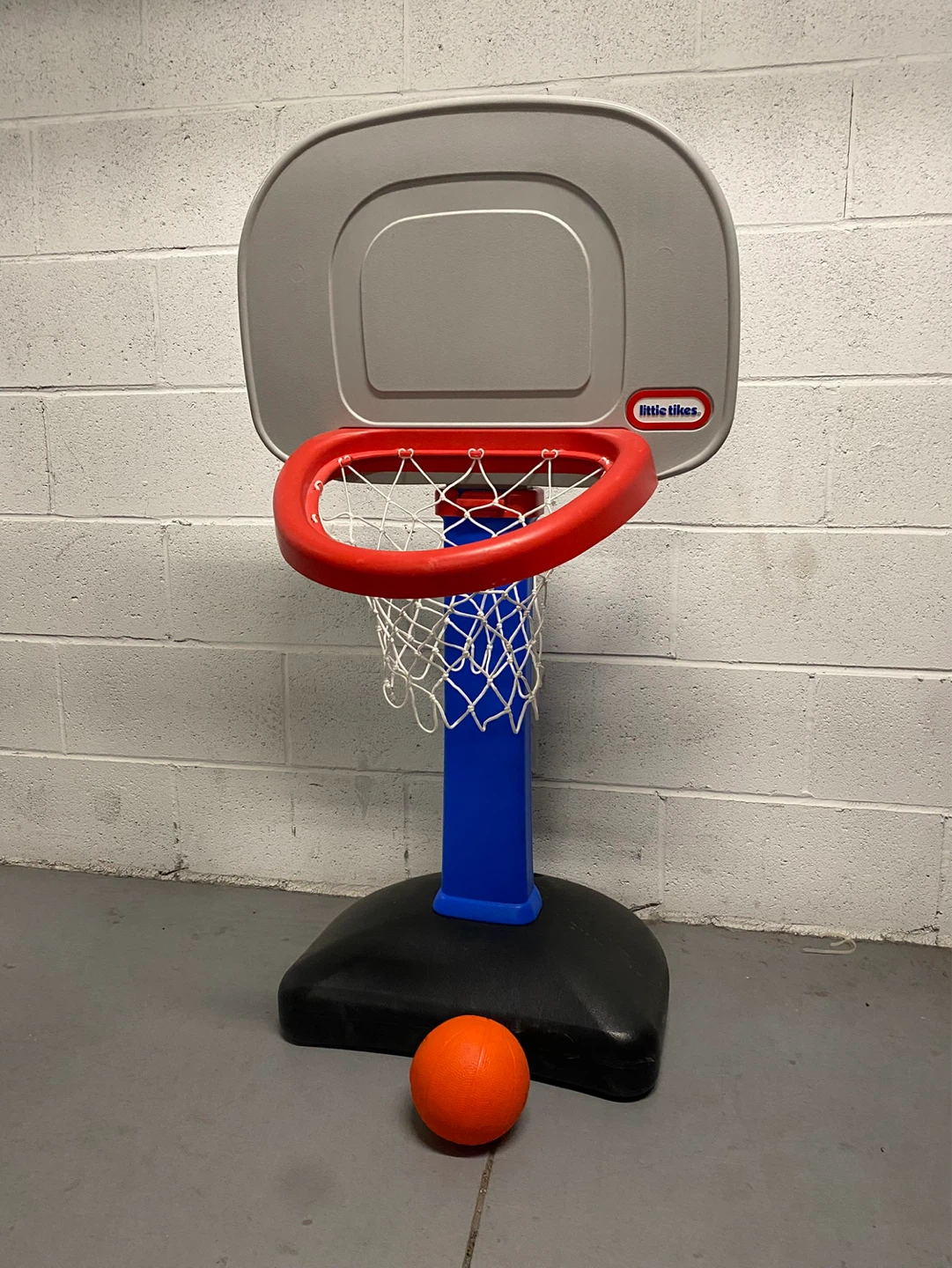 Little Tikes Adjustable Basketball Hoop