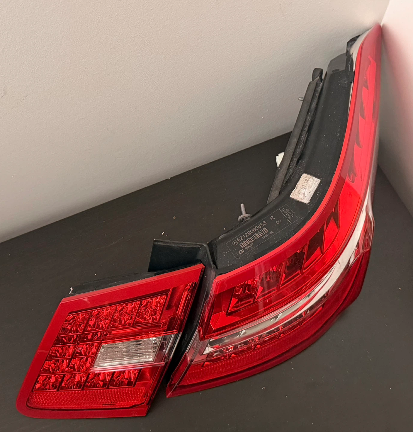 Mercedes-Benz E-Class Tail Light Assembly - photo 2