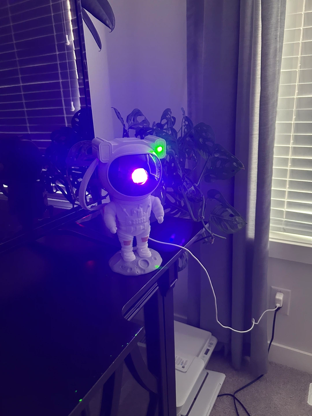Astronaut Star Projector Night Light - photo 2