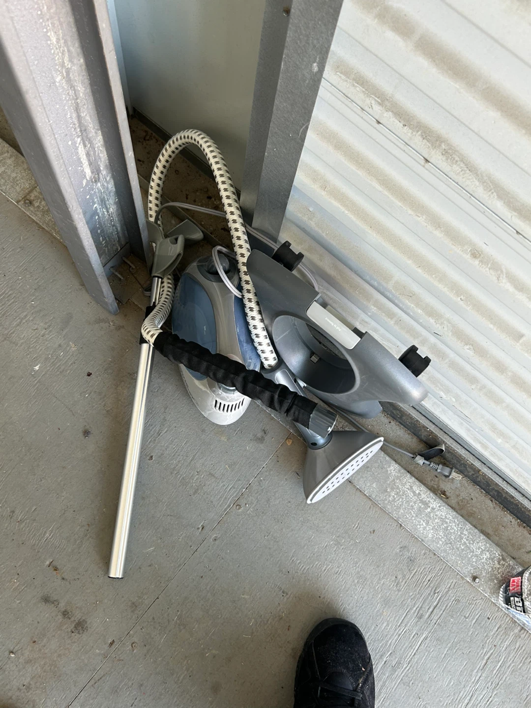 Clothing steamer