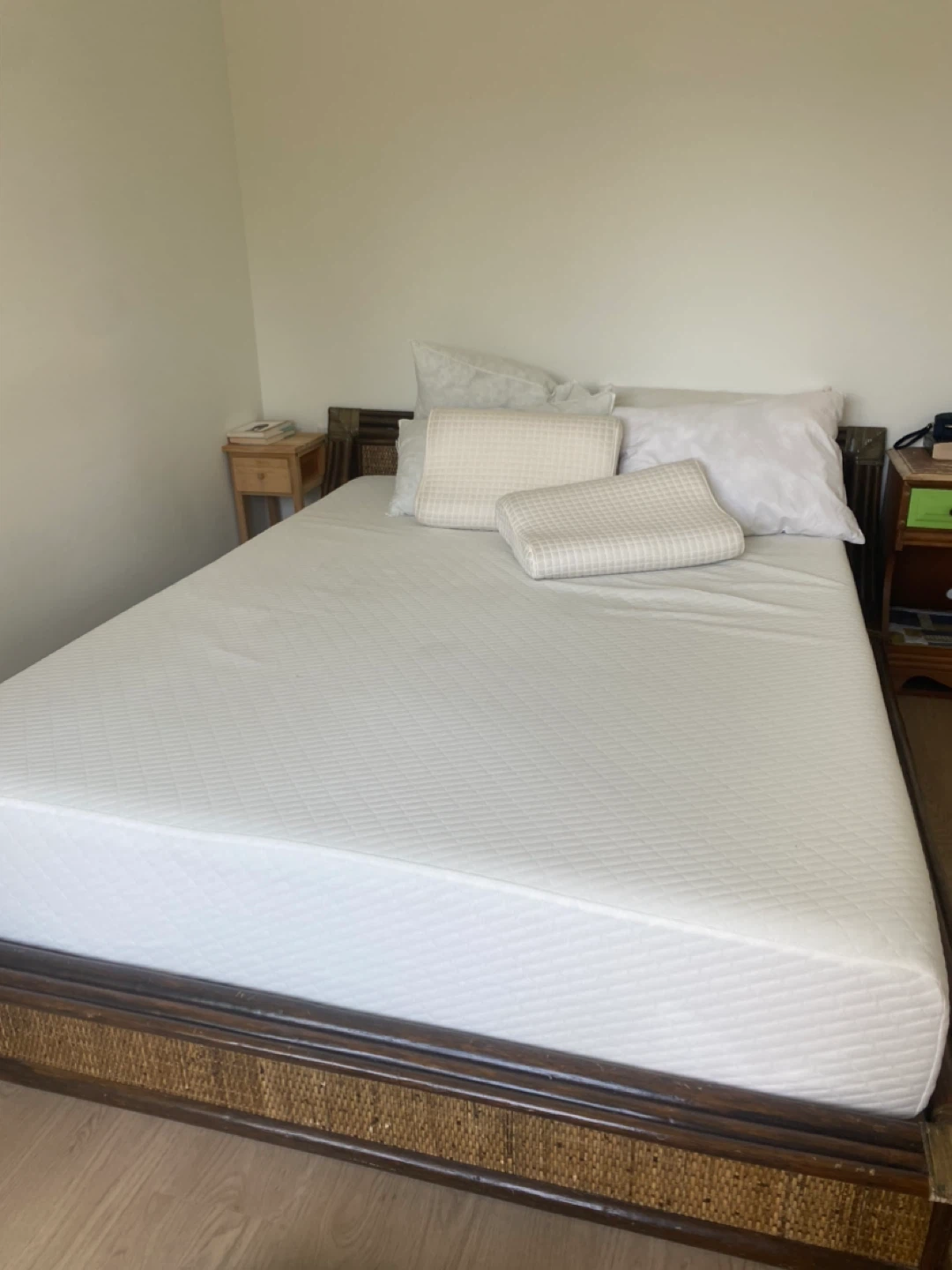 Queen Size Mattress with 6 pillows - photo 2