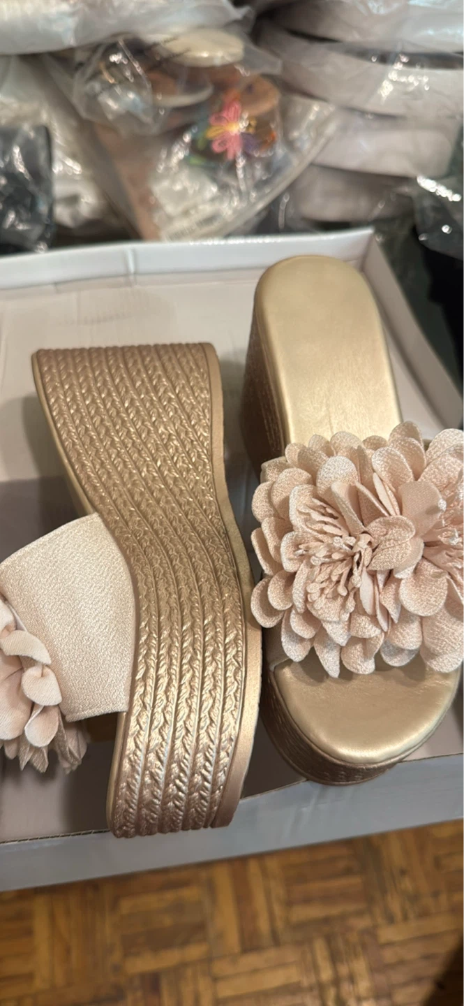 Women's Wedge Sandals with Flower Detail