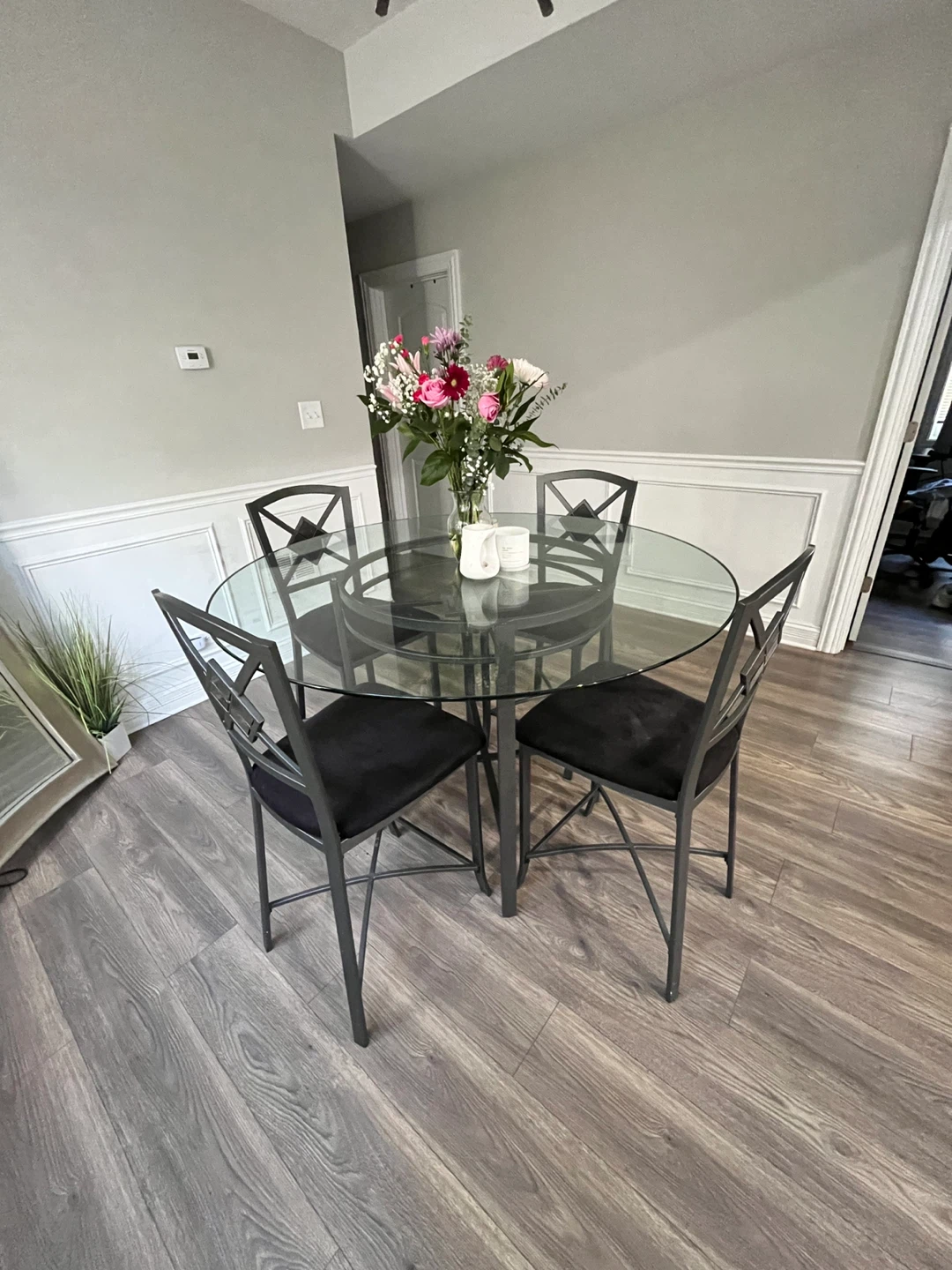 Round Glass Dining Table with 4 Black Chairs