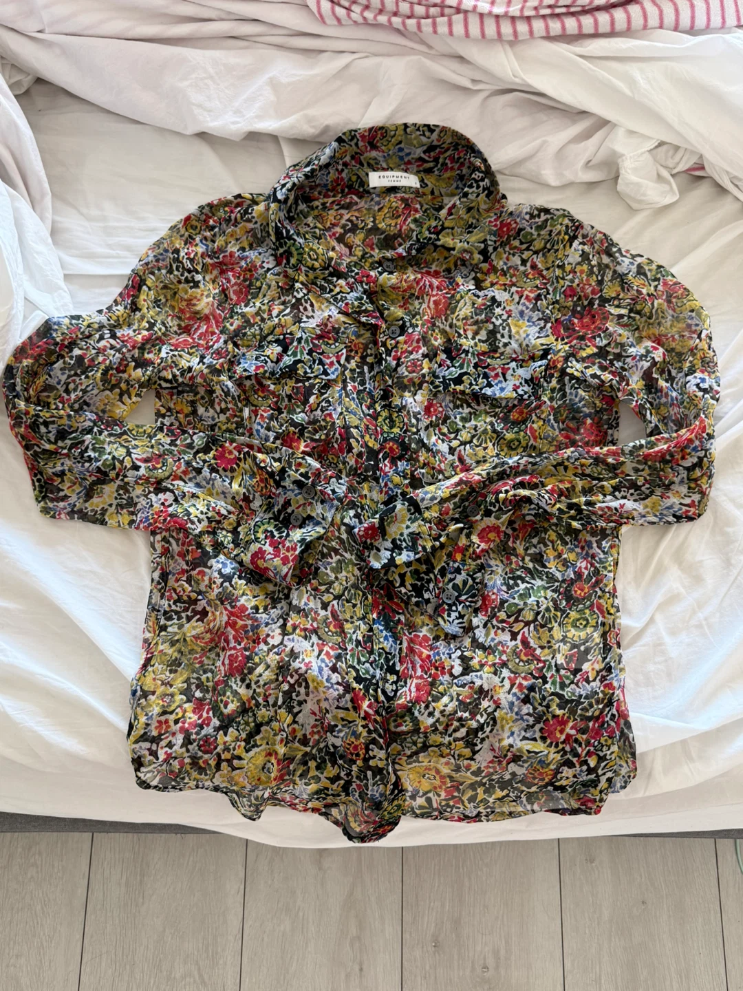 Equipment Femme Floral Silk Button-Up Shirt Size S - photo 2