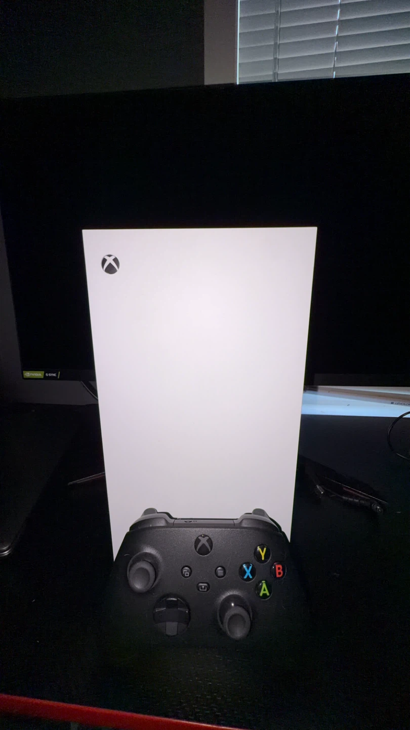 Xbox series X white with a monitor&controller