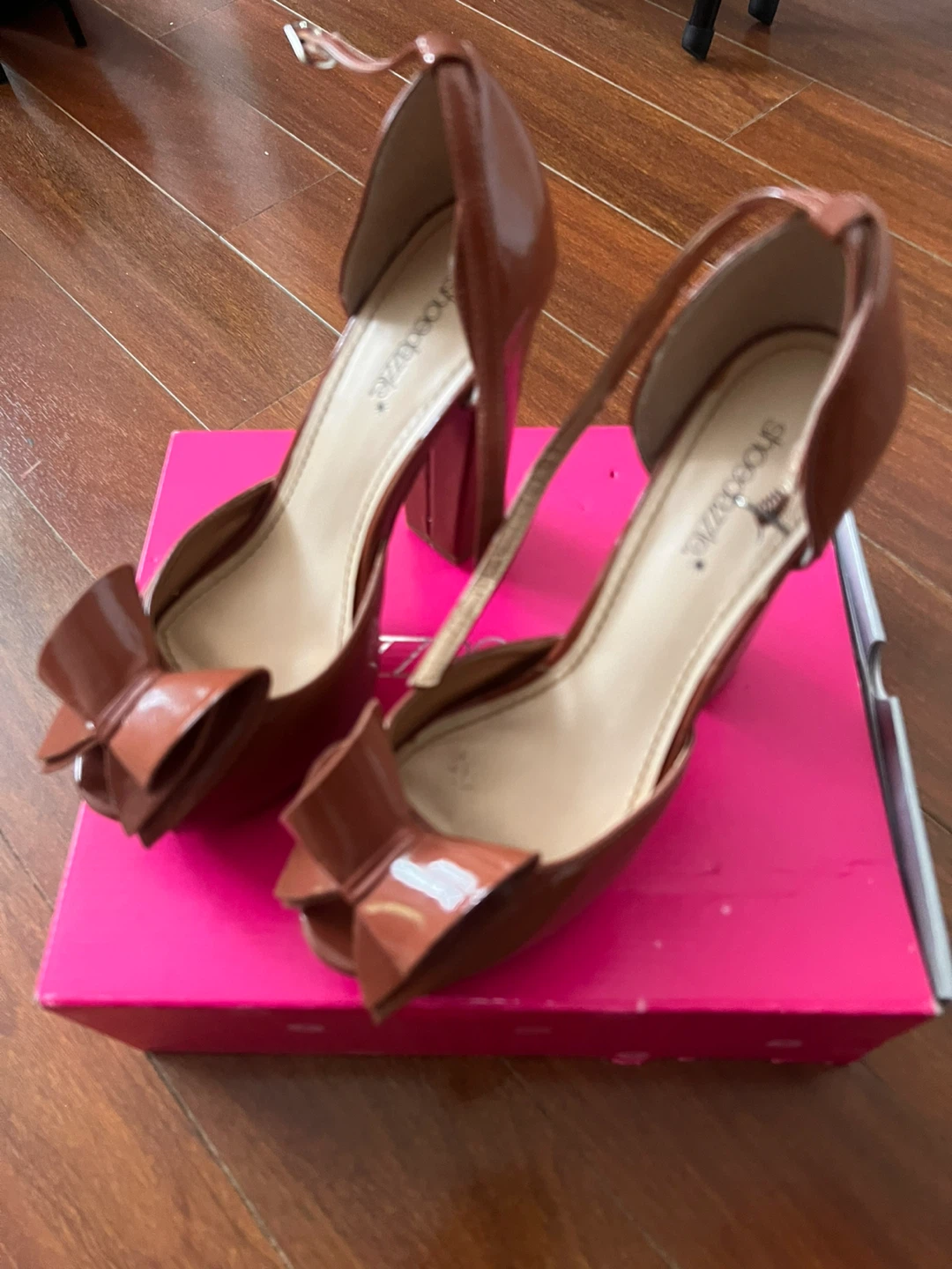 Shoedazzle Brown Patent Bow Heels - photo 3