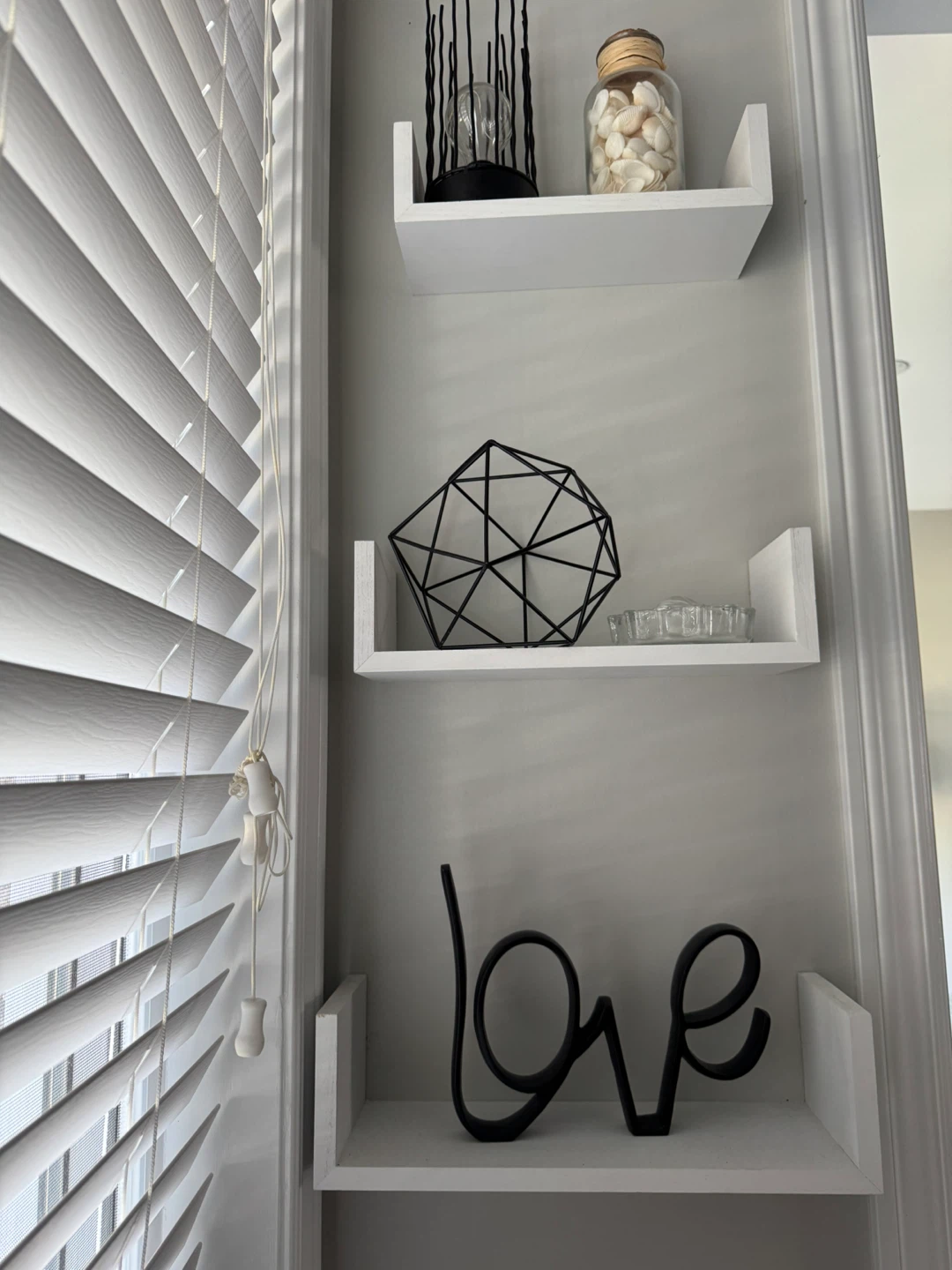 Set of 5 White U-Shaped Floating Shelves - photo 5