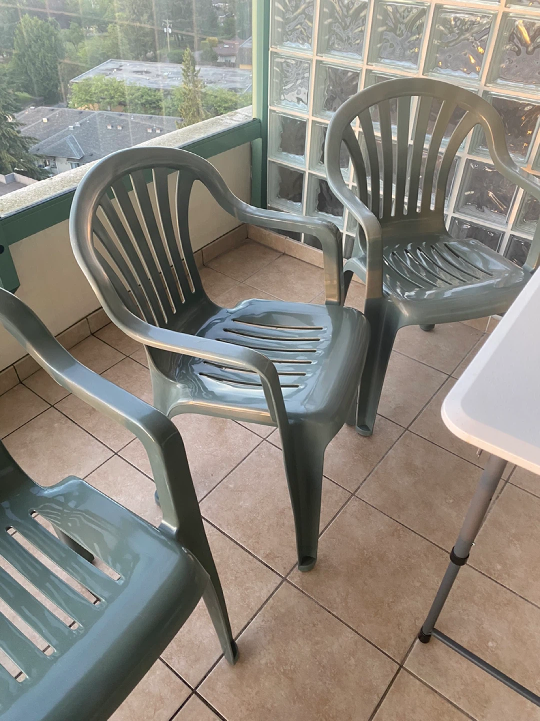 4 Stackable Plastic Patio Chairs Set - photo 3