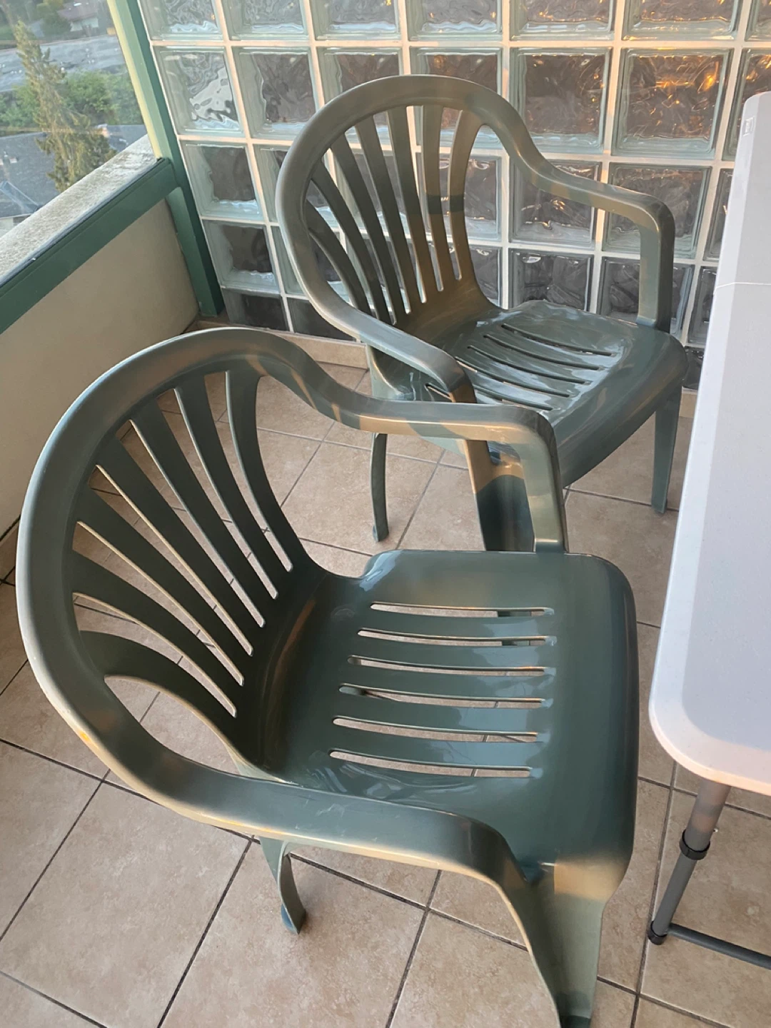 4 Stackable Plastic Patio Chairs Set - photo 4