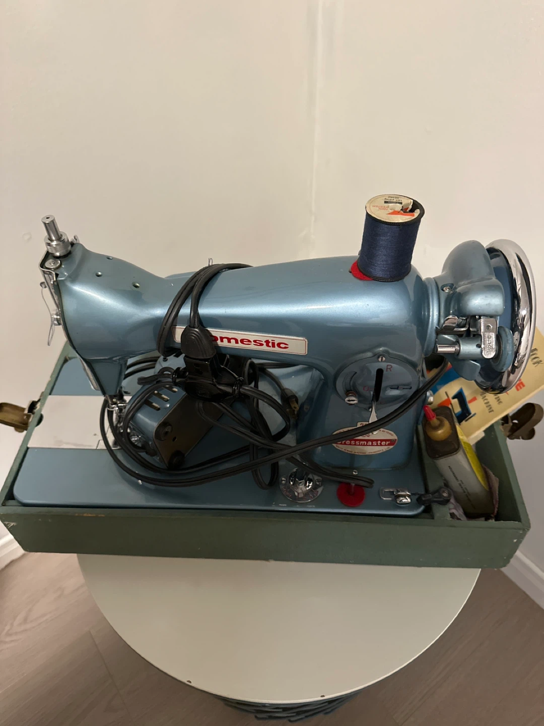 Vintage Domestic Dressmaster Sewing Machine - photo 2