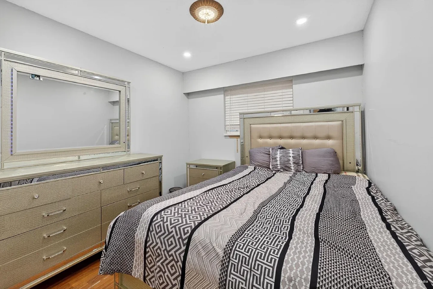 Queen Size Mattress with Aloe Vera Infusion - photo 2