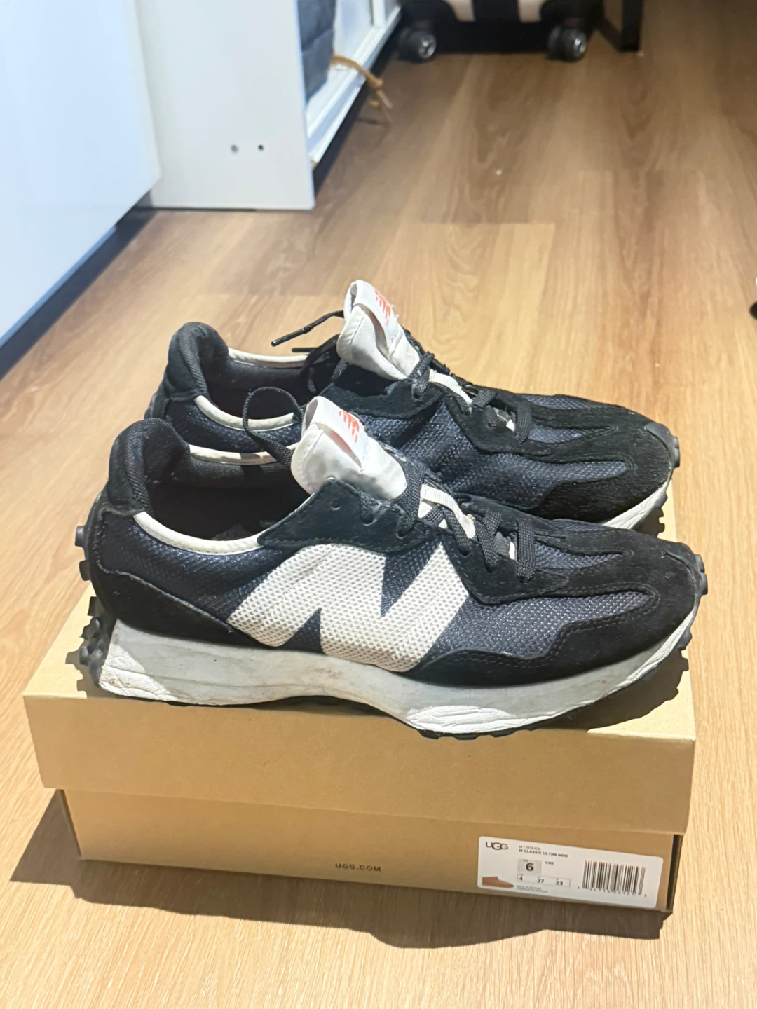 New Balance 327 Sneakers - Black/White