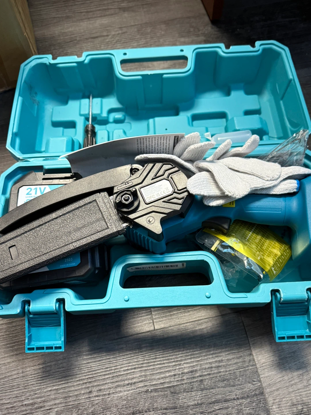 SeeSii 6-inch Cordless Mini Chainsaw Kit - photo 2