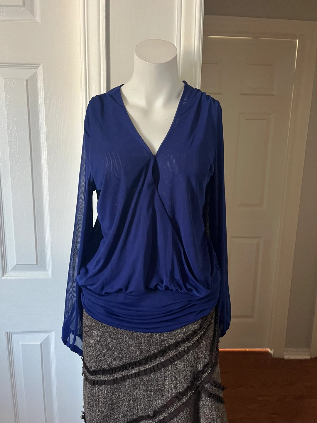 LE CHÂTEAU Blue Mesh Sleeve Blouse - photo 3