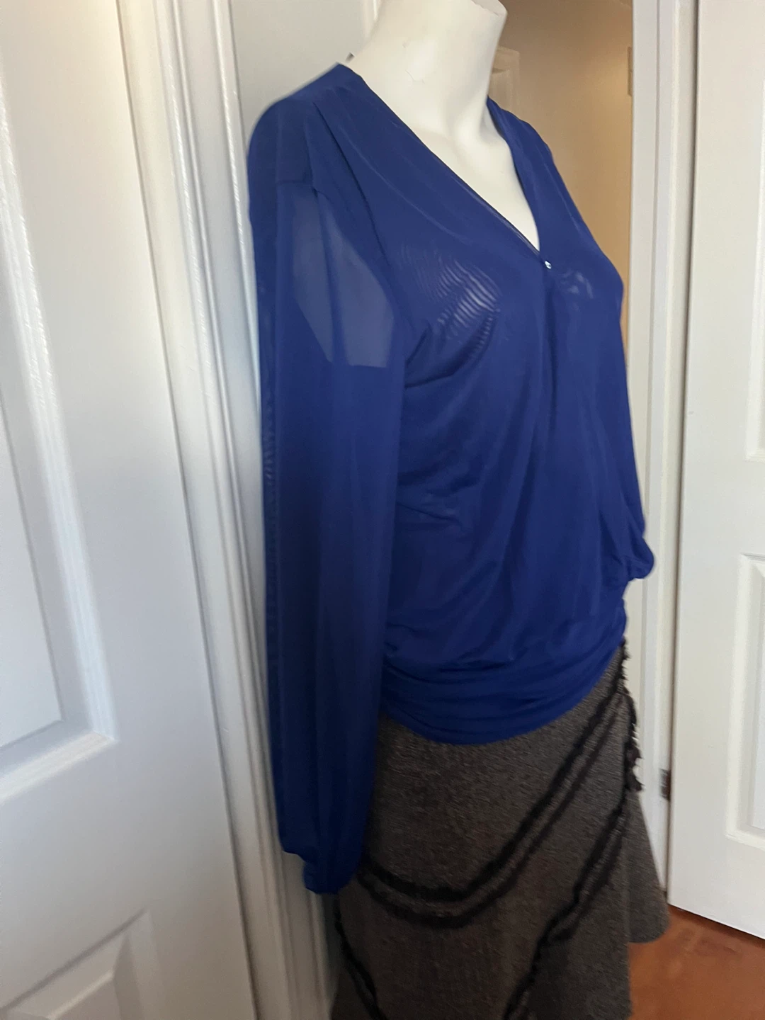 LE CHÂTEAU Blue Mesh Sleeve Blouse - photo 5