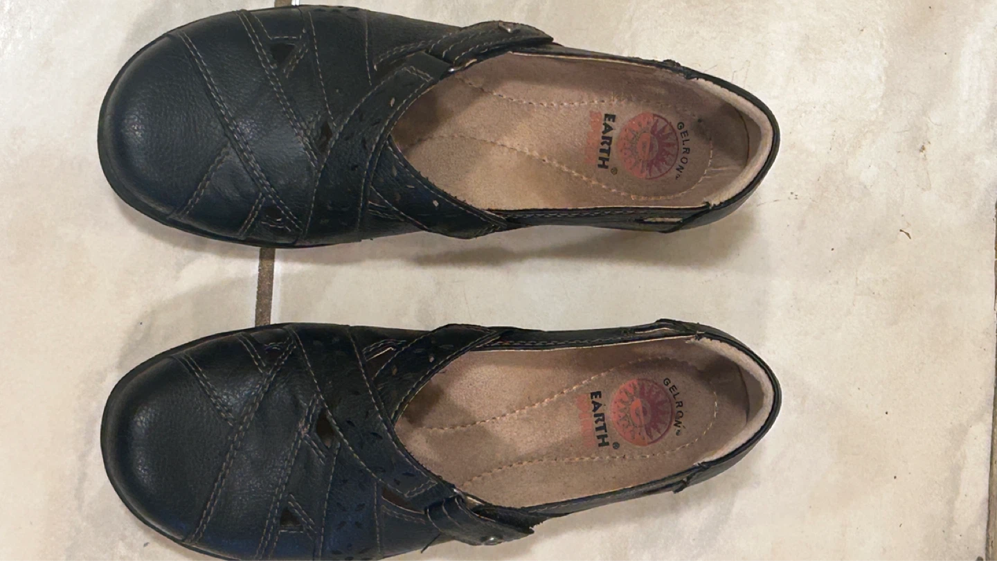 Size 6 Earth Women's Black Leather Mary Jane Shoes