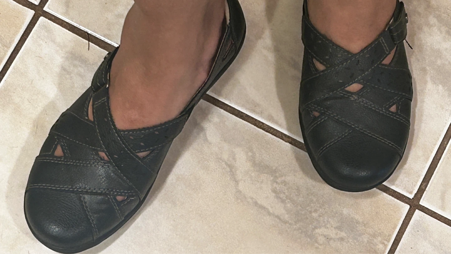 Size 6 Earth Women's Black Leather Mary Jane Shoes - photo 5