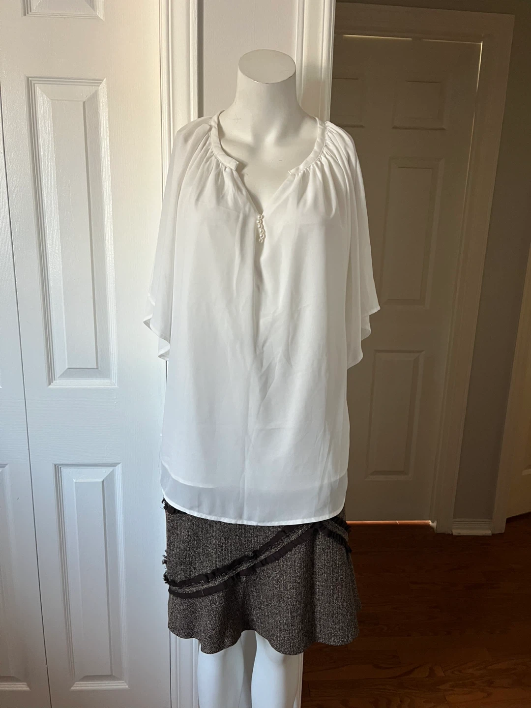 White Sheer Blouse with Pearl Detail size X-Large - photo 4