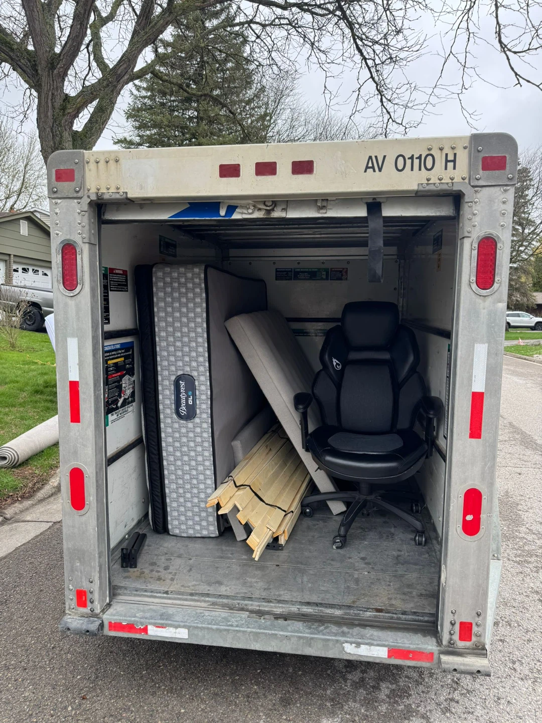Beautyrest Mattress delivery and moving truck - photo 2