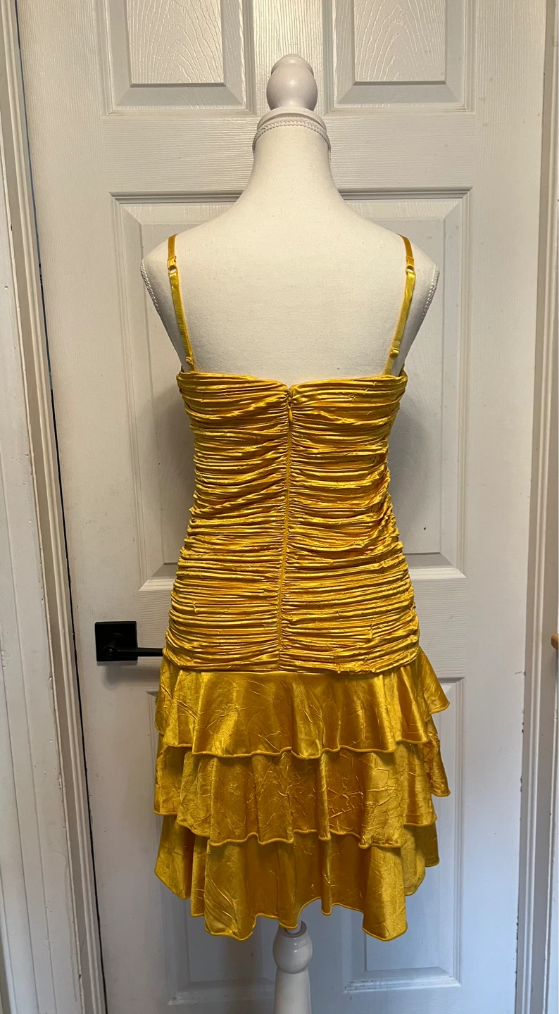 Le Chateau Yellow Ruched Dress with Ruffle Skirt - M/M - photo 2