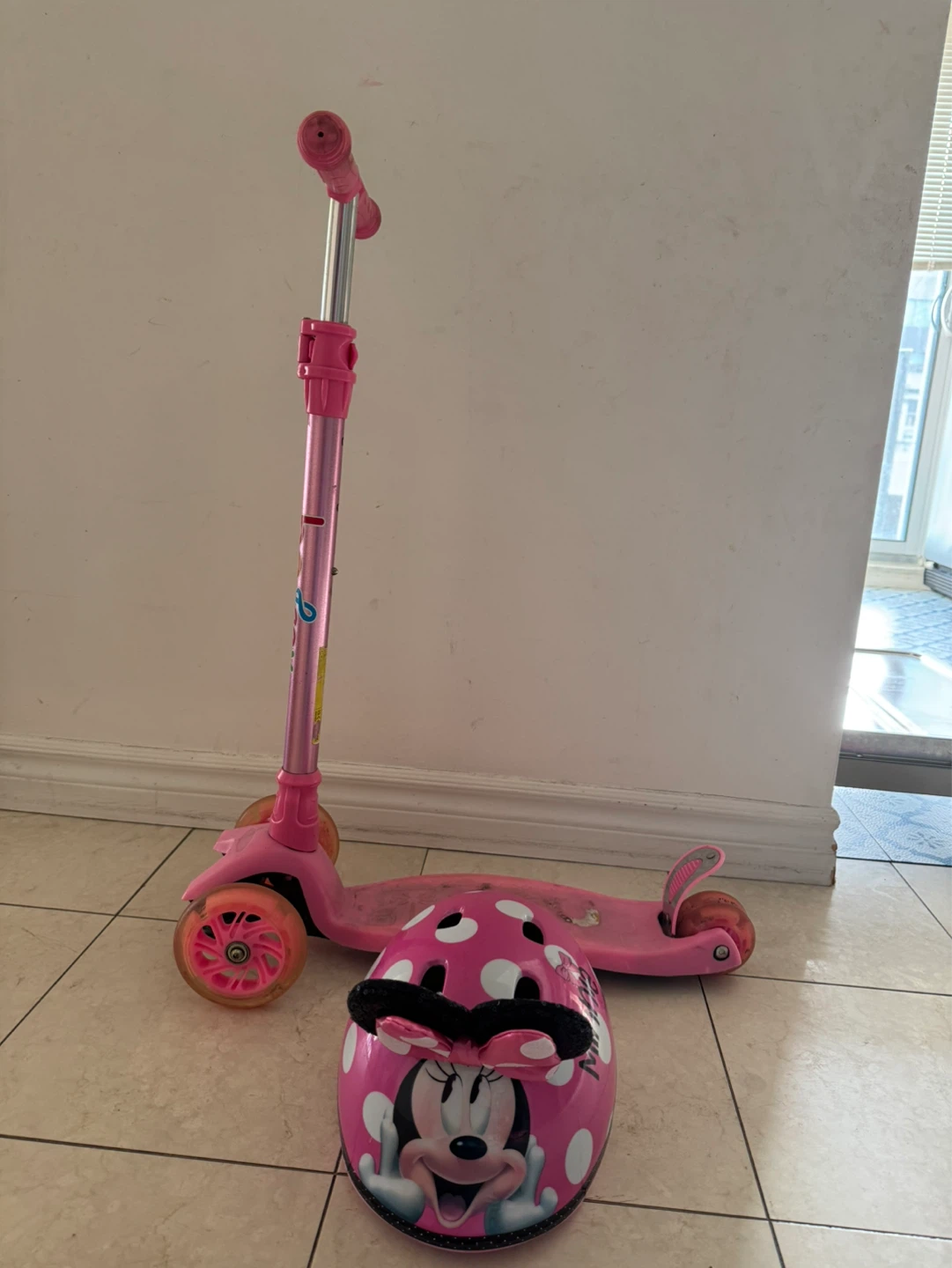 3-Wheel Scooter with Helmet