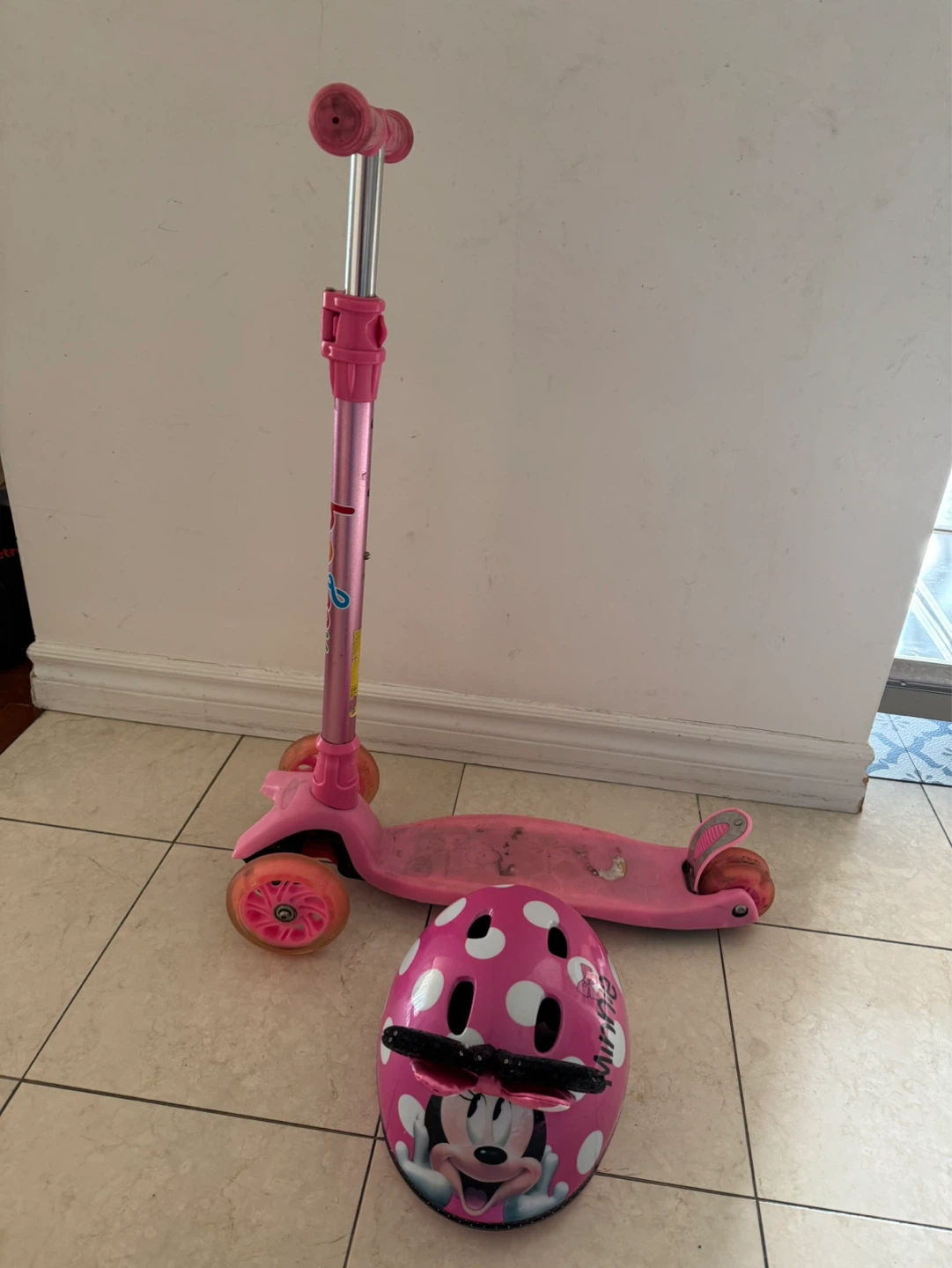 3-Wheel Scooter with Helmet - photo 2