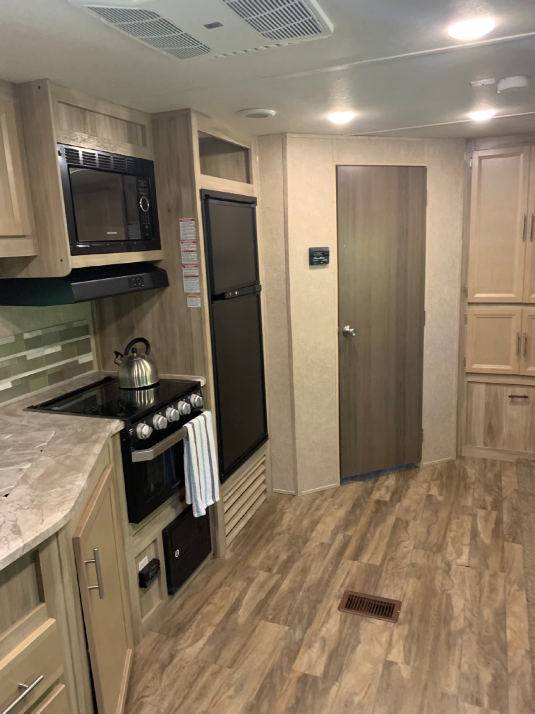 Coachmen Catalina Legacy Edition Travel Trailer - photo 2