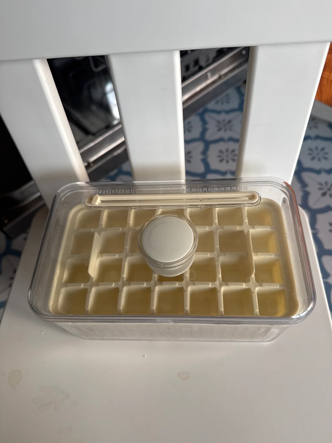 Square Ice Cube Tray with Lid - photo 2