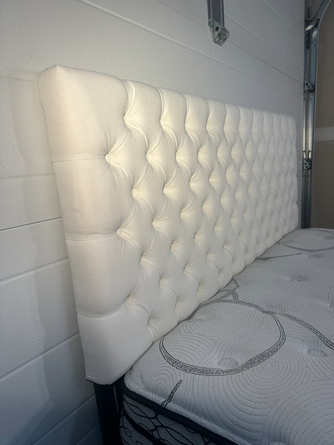 White Tufted Headboard & Queen Mattress Set – Complete Set - photo 2