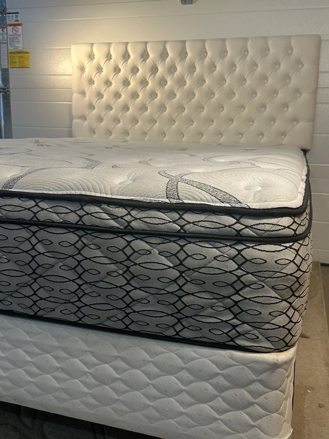 White Tufted Headboard & Queen Mattress Set – Complete Set - photo 3