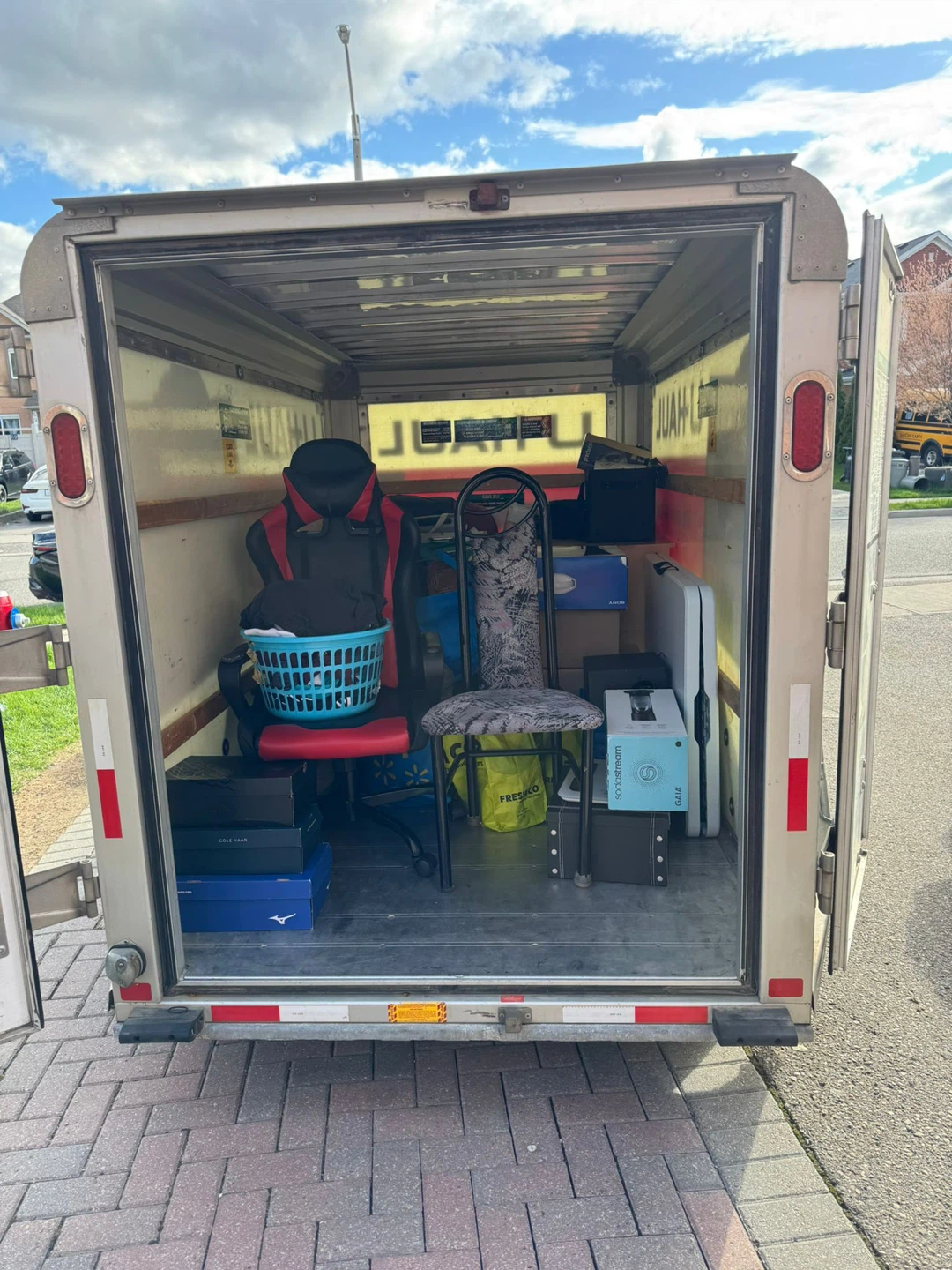Moving and delivery truck - photo 3