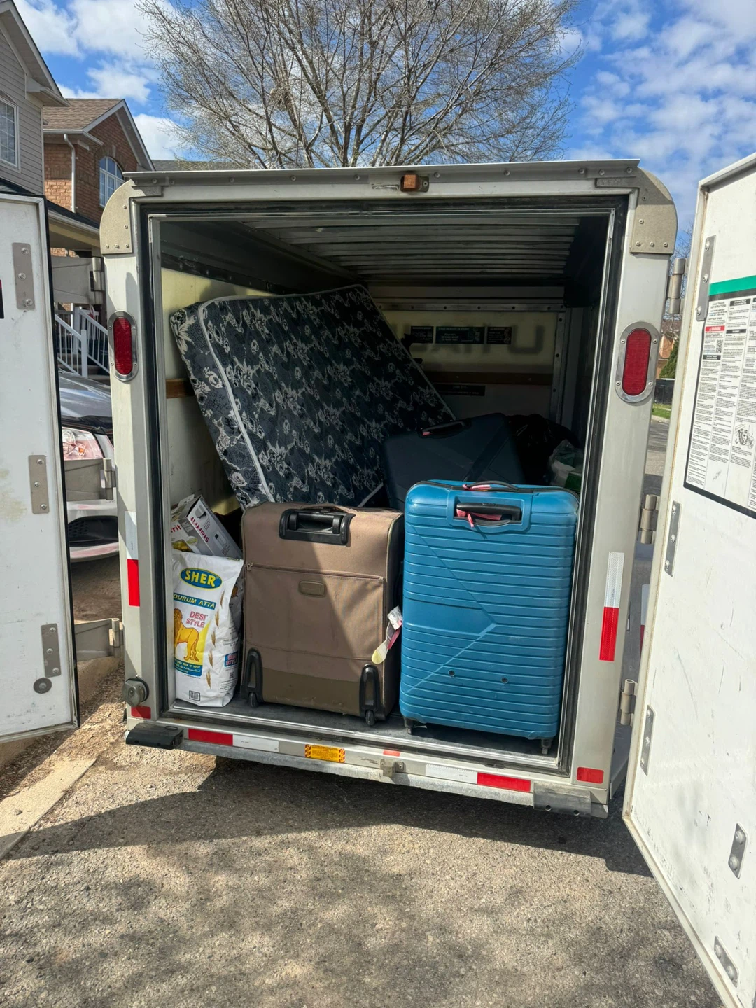 Moving and delivery truck - photo 2