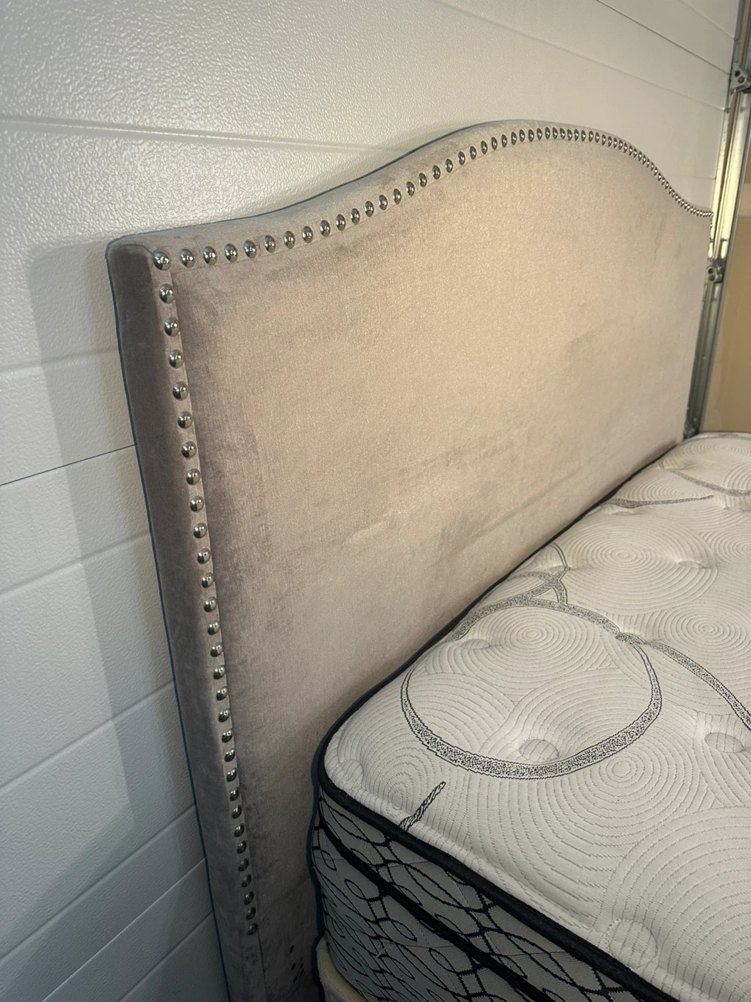 Queen bed Set with Upholstered Headboard – Complete Set - photo 2