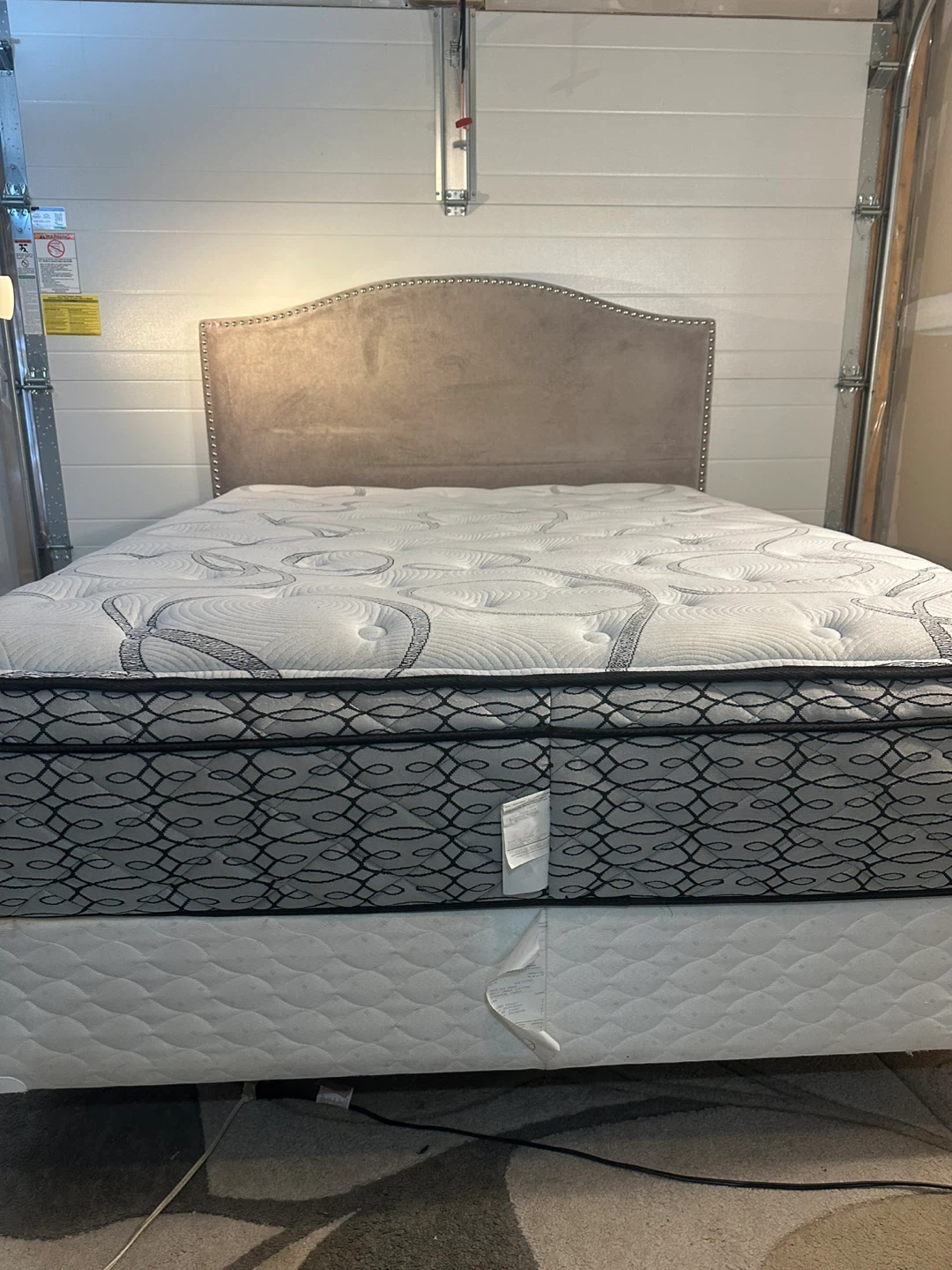Queen bed Set with Upholstered Headboard – Complete Set - photo 5
