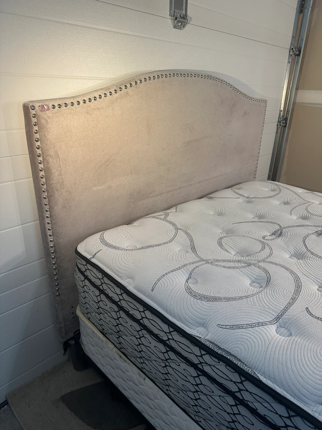 Queen bed Set with Upholstered Headboard – Complete Set - photo 4