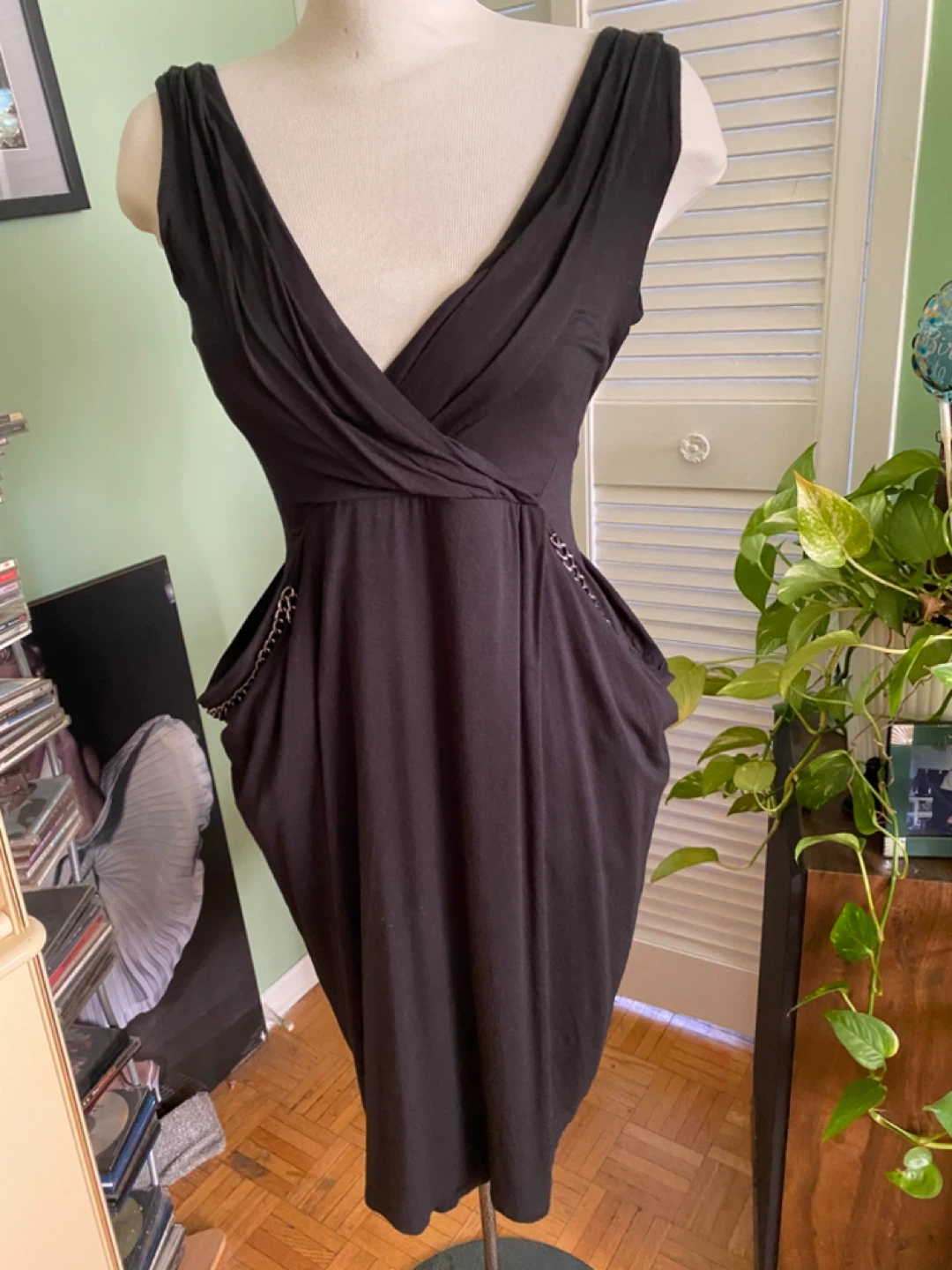 Chelsea & Theodore Black V-Neck Chain Detail Dress Size S