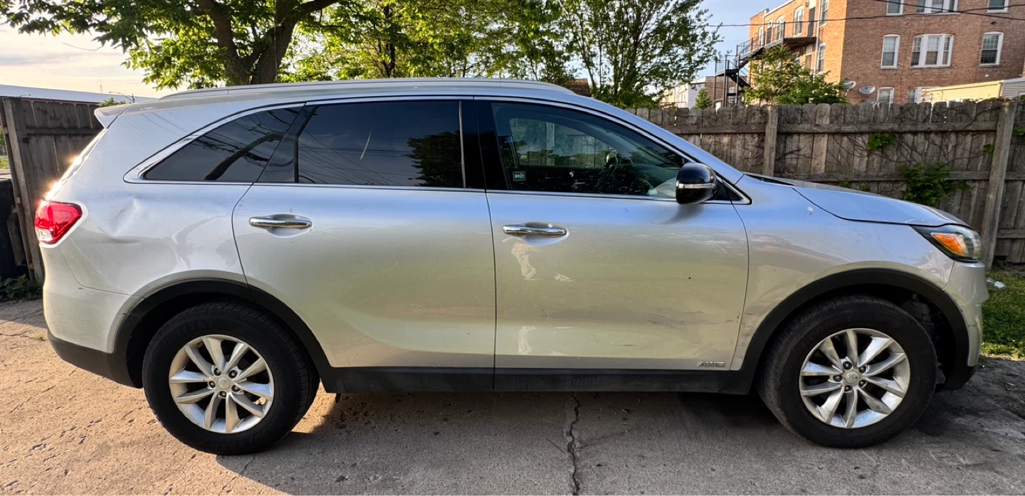 Silver Kia Sorento SUV - photo 3
