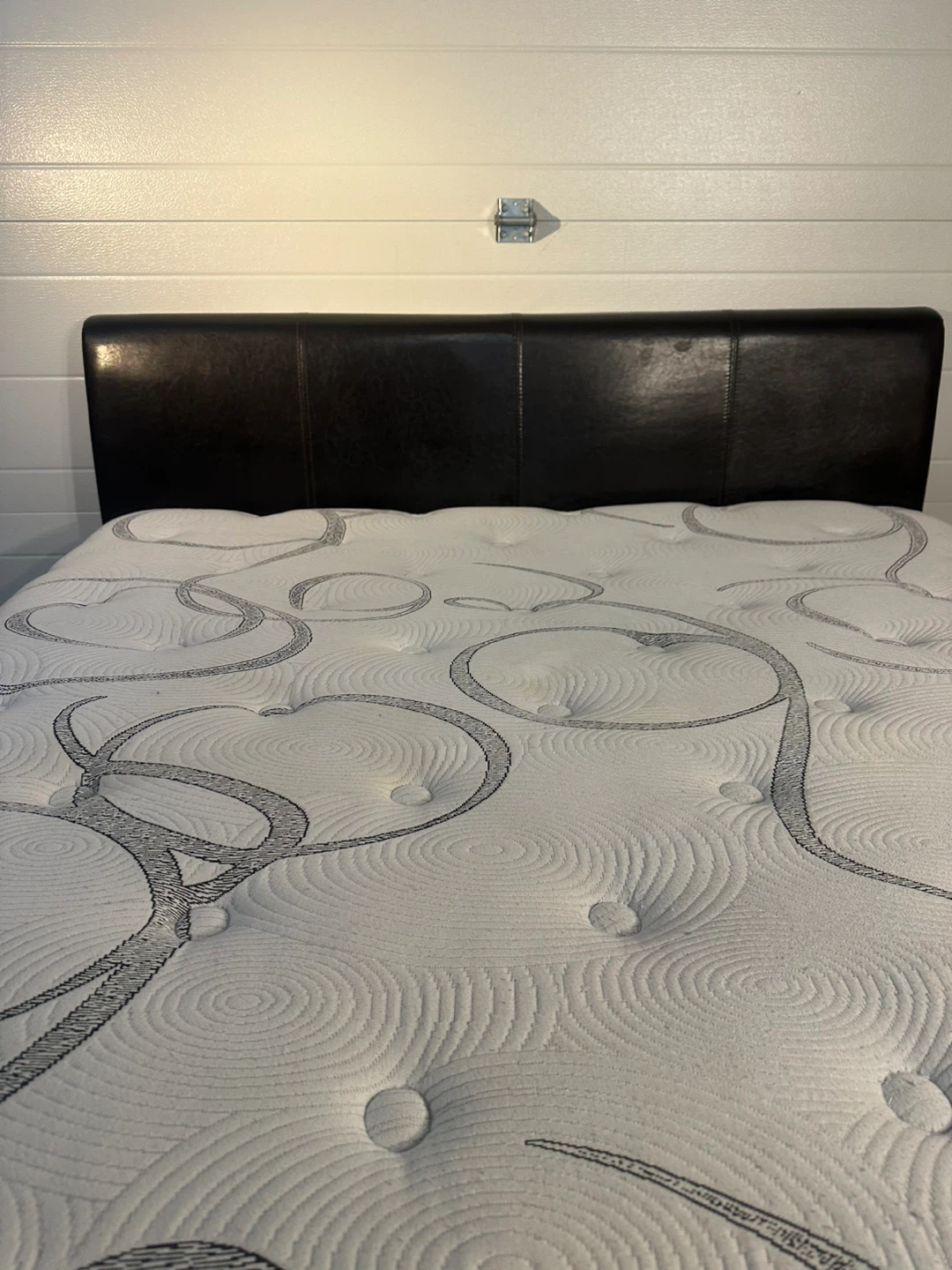 Complete Bed Set – Premium Mattress & Faux Leather Frame - photo 4