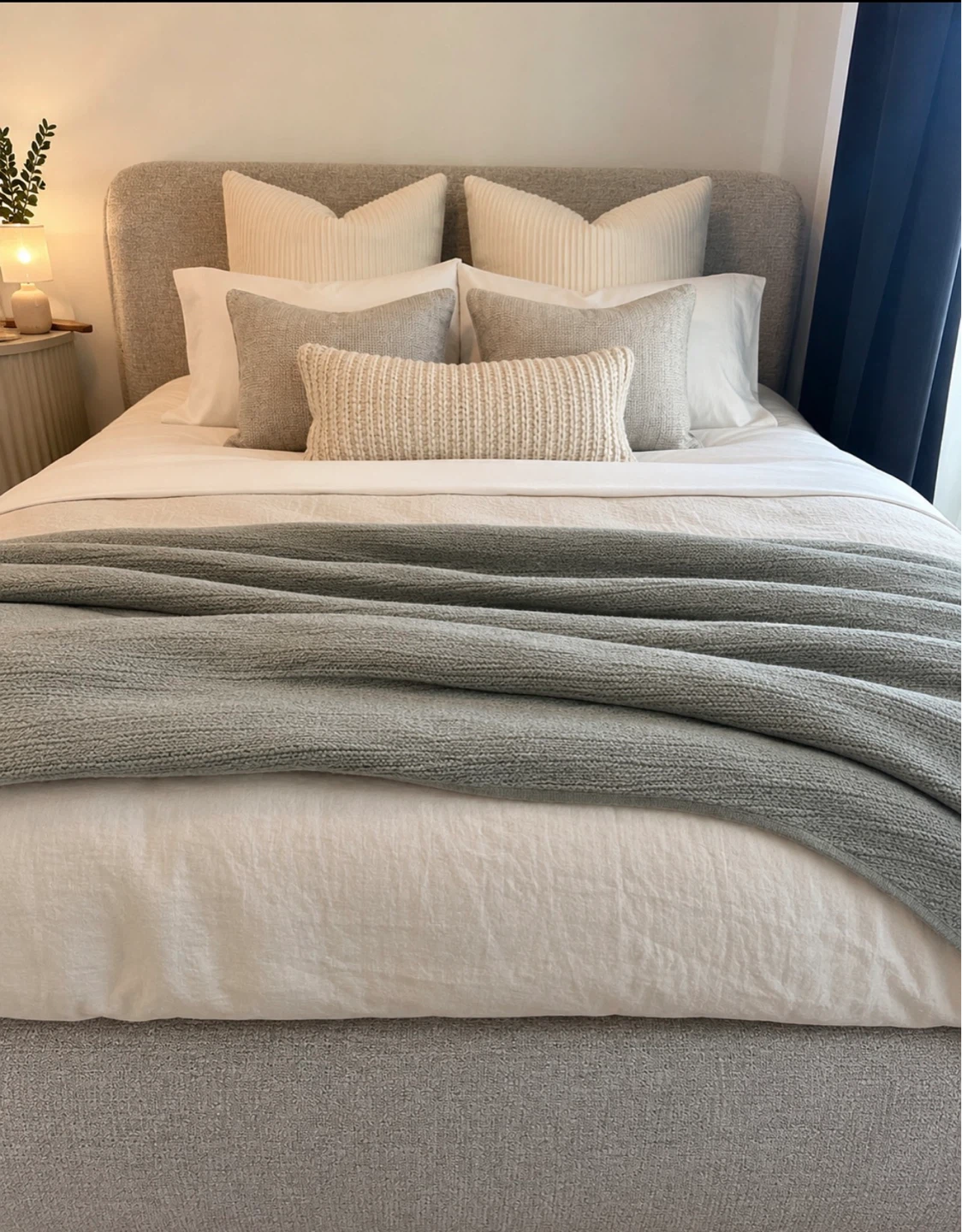 Modern Upholstered Bed Frame - Queen Size - photo 3