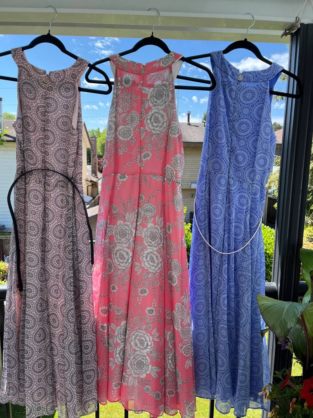 Three women's sleeveless print dresses - photo 4
