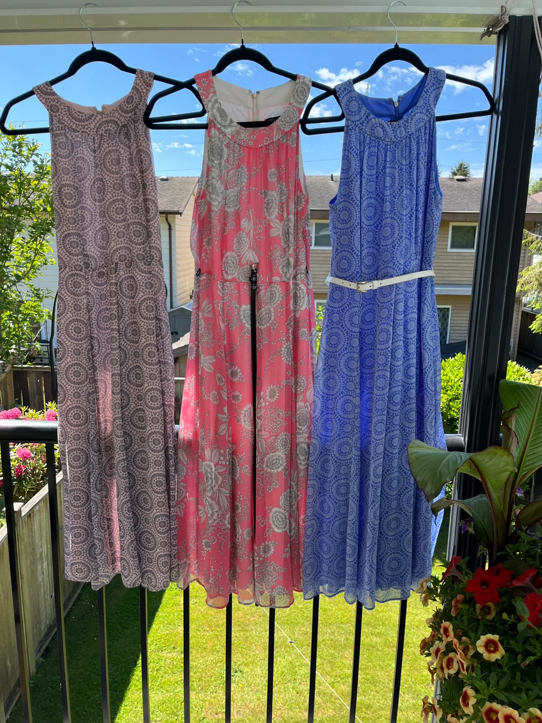 Three women's sleeveless print dresses - photo 2