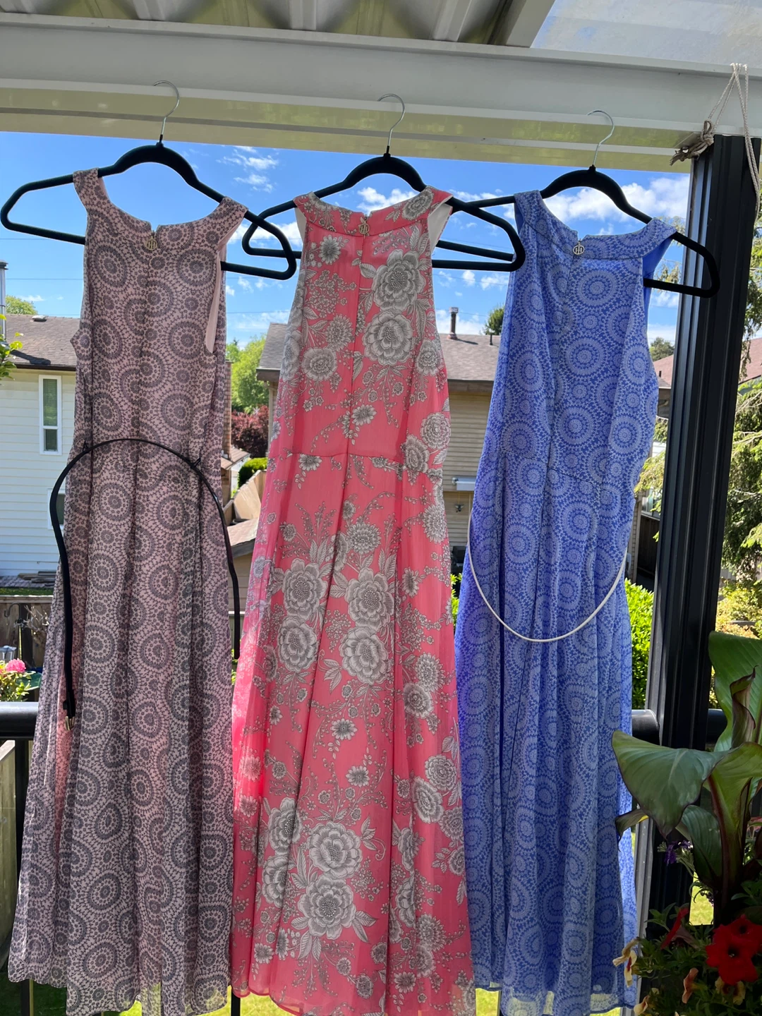 Three women's sleeveless print dresses - photo 3