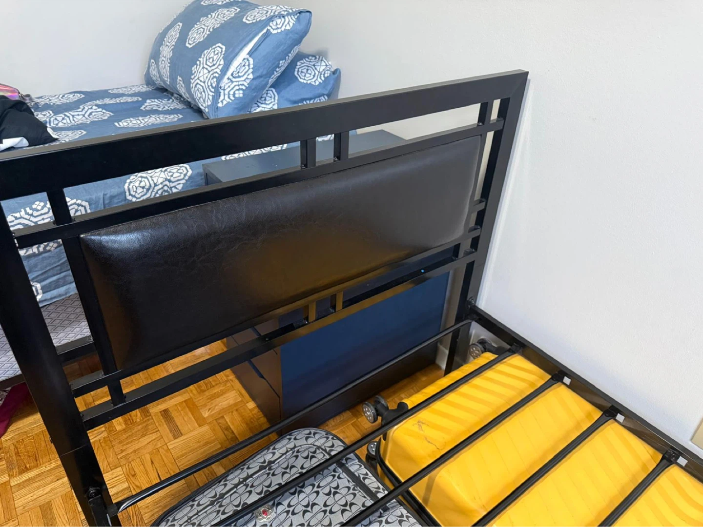 Single/ twin size black bed frame - photo 4
