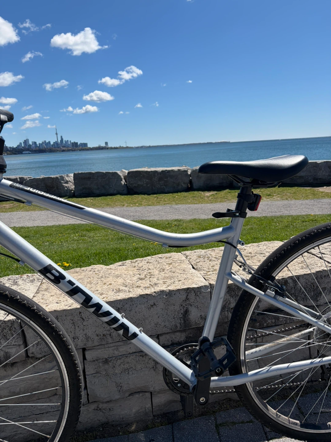 Women’s hybrid bike with basket, helmet, lock - photo 3
