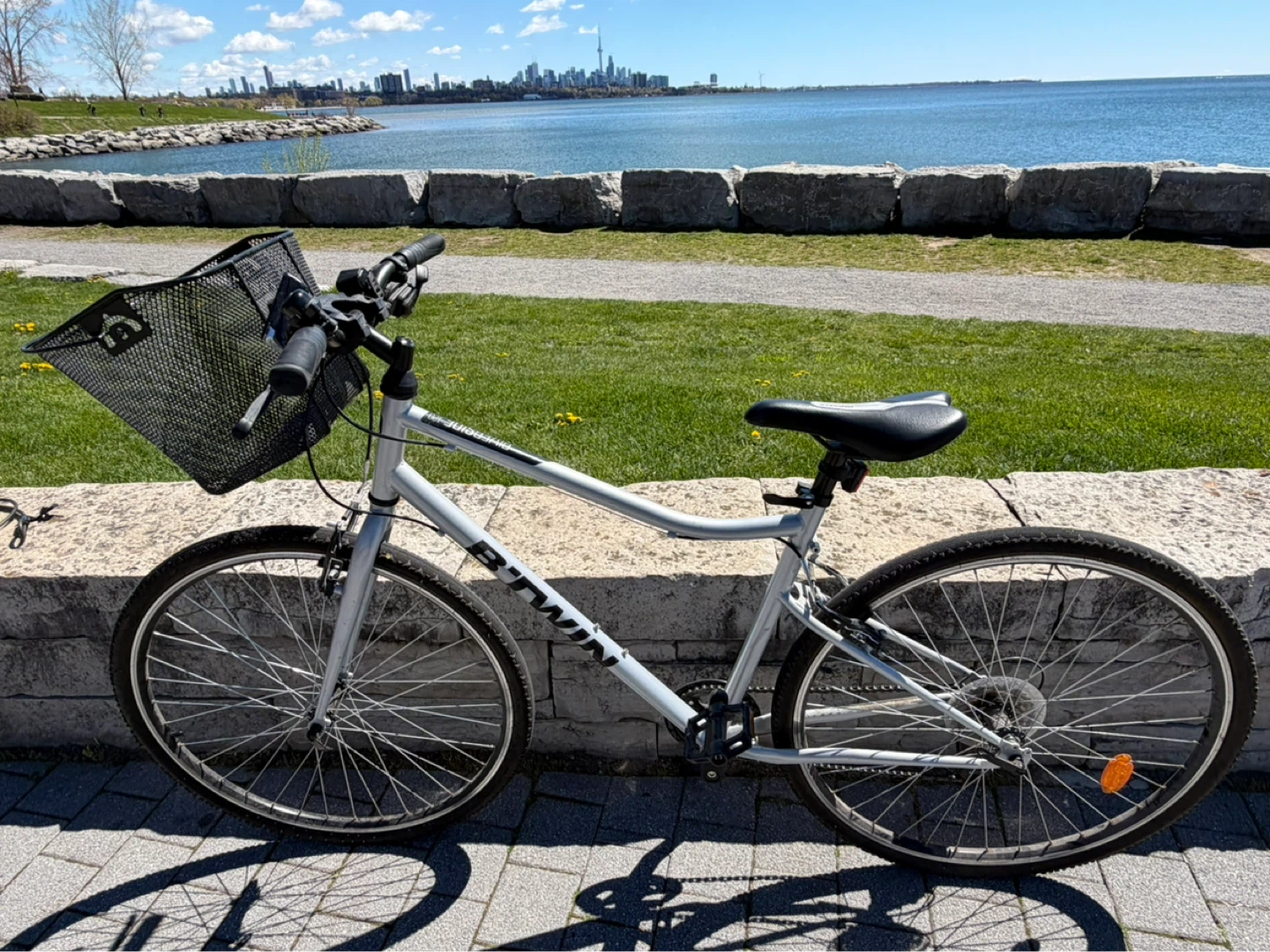 Women’s hybrid bike with basket, helmet, lock
