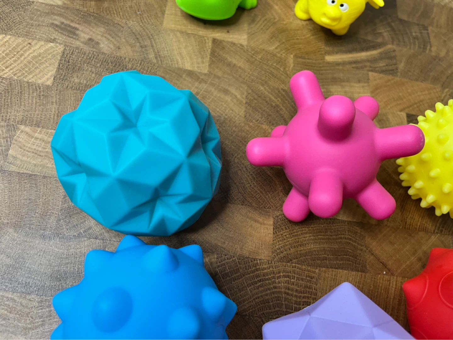 Set of 10 Sensory Textured Balls and Figurines - photo 5