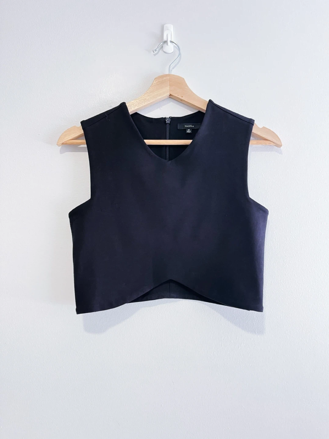Aritzia Talula Black Cropped Sleeveless Top XS